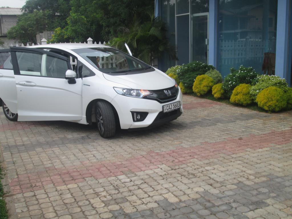 Hotel Kiyara Dambulla Bagian luar foto
