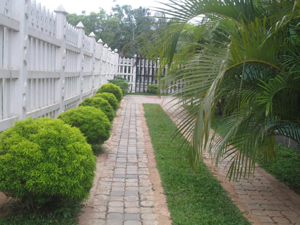 Hotel Kiyara Dambulla Bagian luar foto