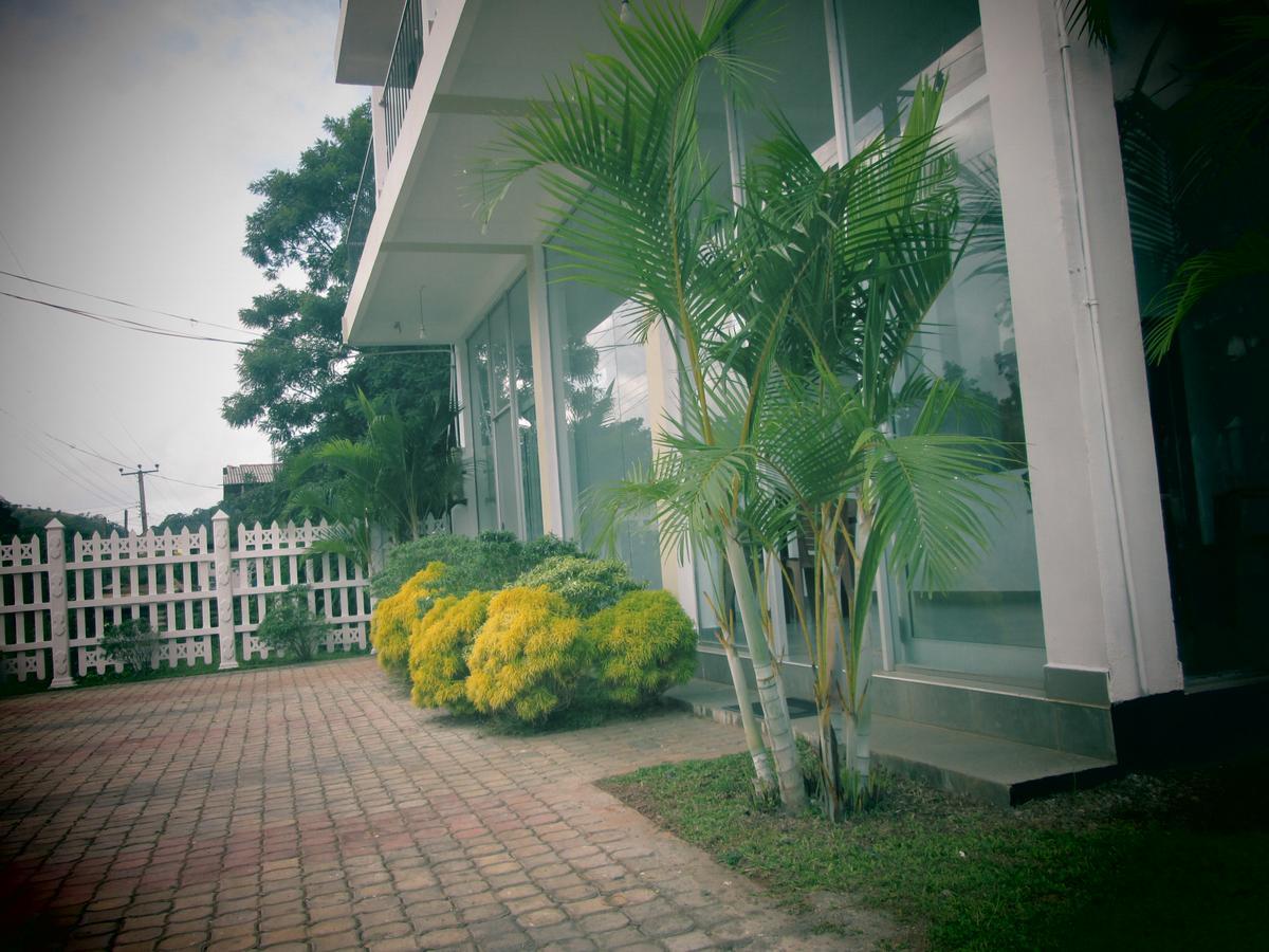 Hotel Kiyara Dambulla Bagian luar foto