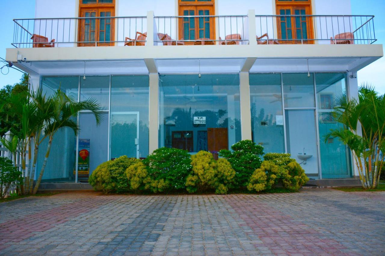 Hotel Kiyara Dambulla Bagian luar foto