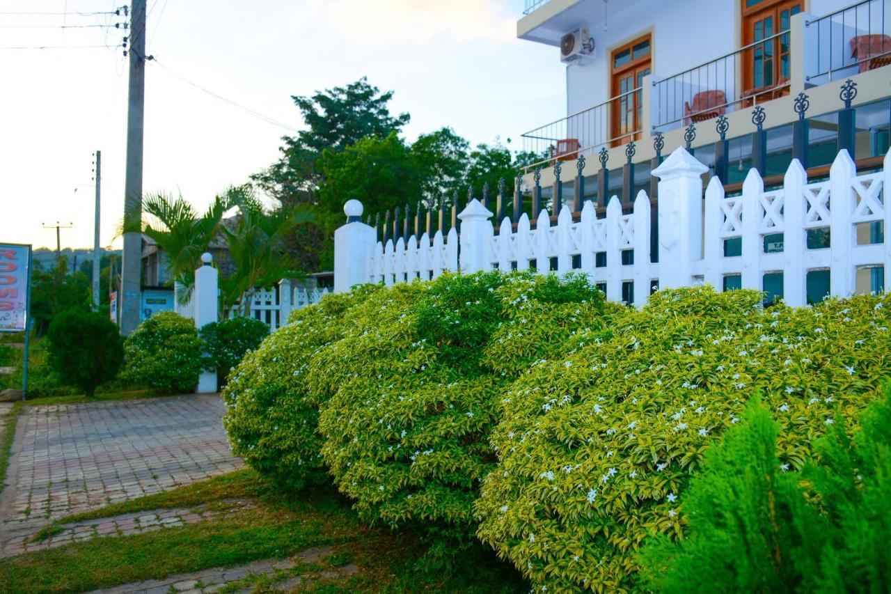 Hotel Kiyara Dambulla Bagian luar foto