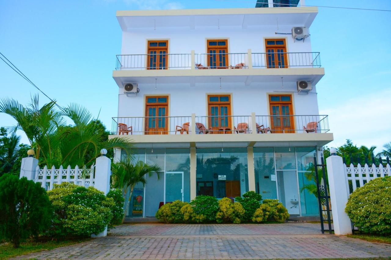 Hotel Kiyara Dambulla Bagian luar foto