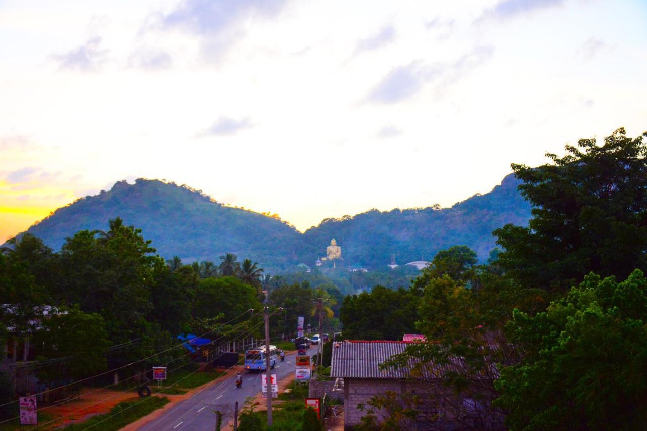 Hotel Kiyara Dambulla Bagian luar foto
