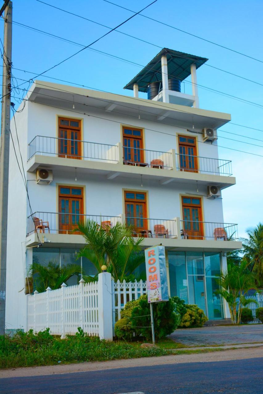 Hotel Kiyara Dambulla Bagian luar foto
