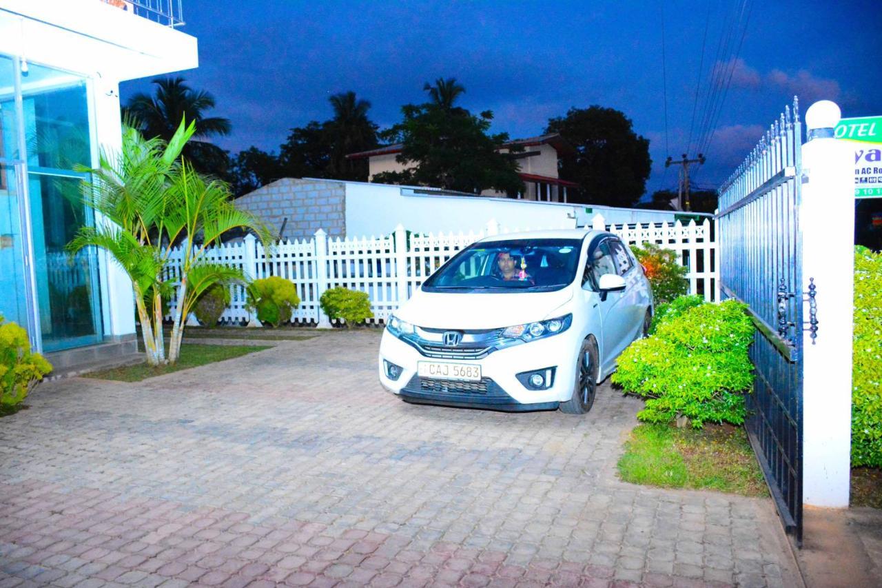 Hotel Kiyara Dambulla Bagian luar foto